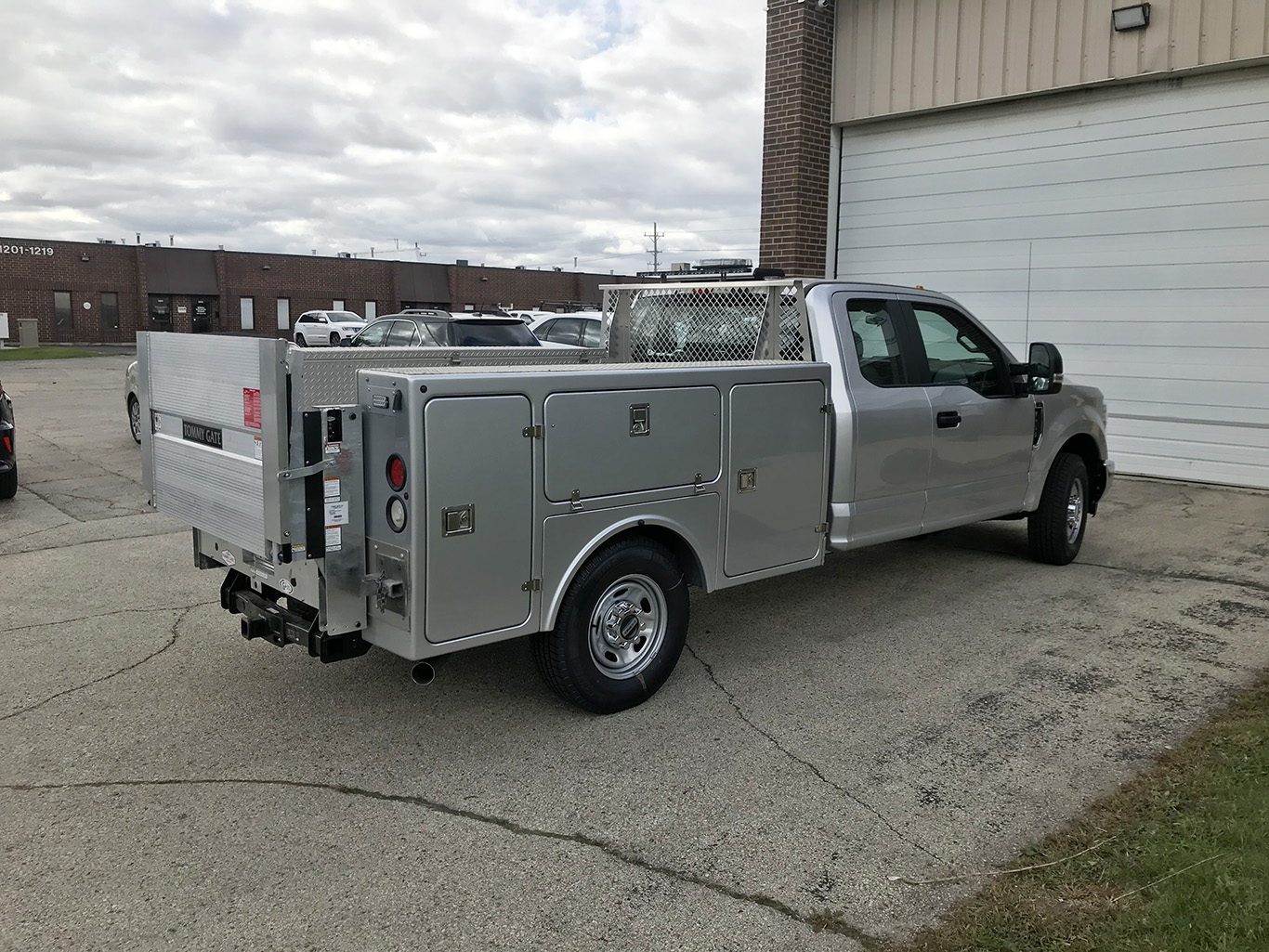 Service body with tommygate liftgate